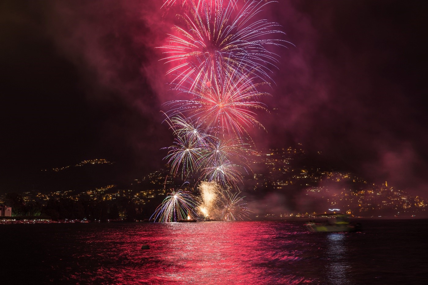 Spettacolari fuochi d'artificio illuminano il cielo notturno della Festa nazionale svizzera