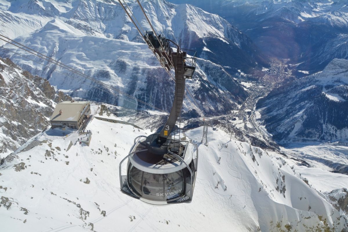 Funivia alpina Skyway Monte Bianco da Courmayeur a Punta Helbronner con vista panoramica sul massiccio del Monte Bianco e sulle Alpi. Valle d'Aosta