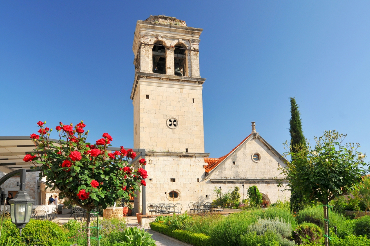 Giardino Medievale del Monastero di San Lorenzo a Sibenik in una giornata di sole
