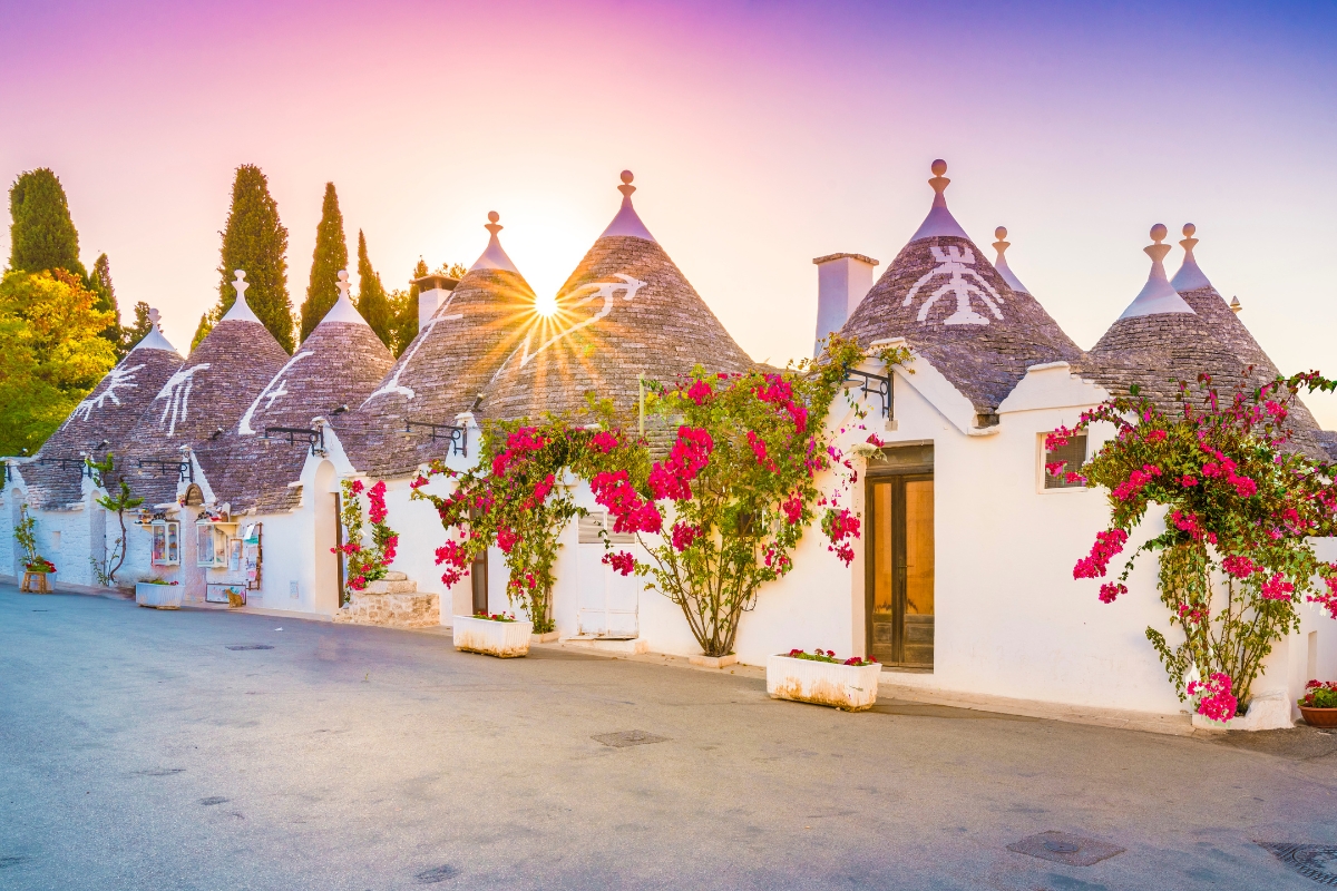 Gli iconici trulli di Alberobello al tramonto