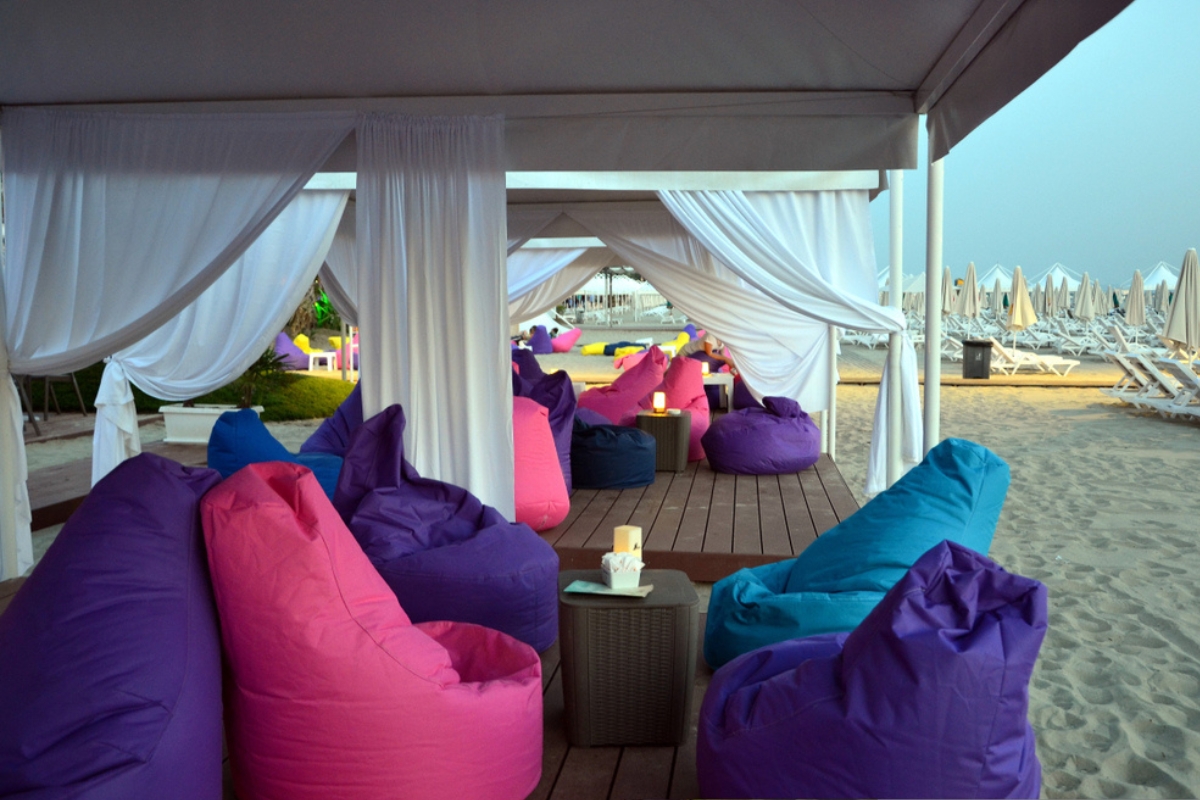 Golem/Durres, Albania: Pouf e tavolini in uno dei bar della spiaggia dopo il tramonto