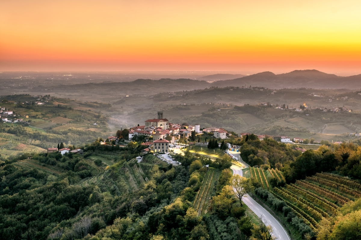 Goriska Brda, una famosa regione vinicola della Slovenia situata vicino all'Italia. Alba e tramonto con vista sul villaggio di Smartno