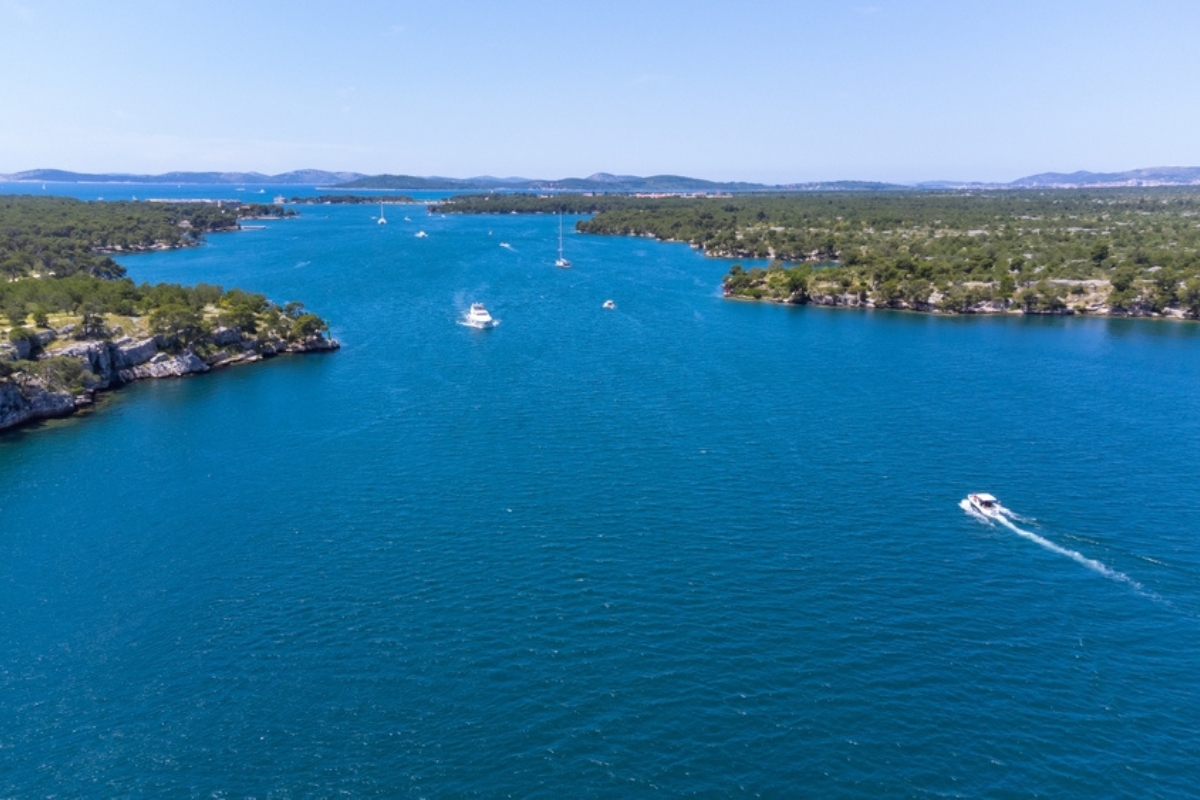 Il Canale di Sant'Antonio, importante paesaggio protetto nel 1974. Questa porta verso il mare aperto e l'ingresso a Sebenico si trova nella Dalmazia centrale, dove il fiume Krka sfocia nel Mare Adriatico