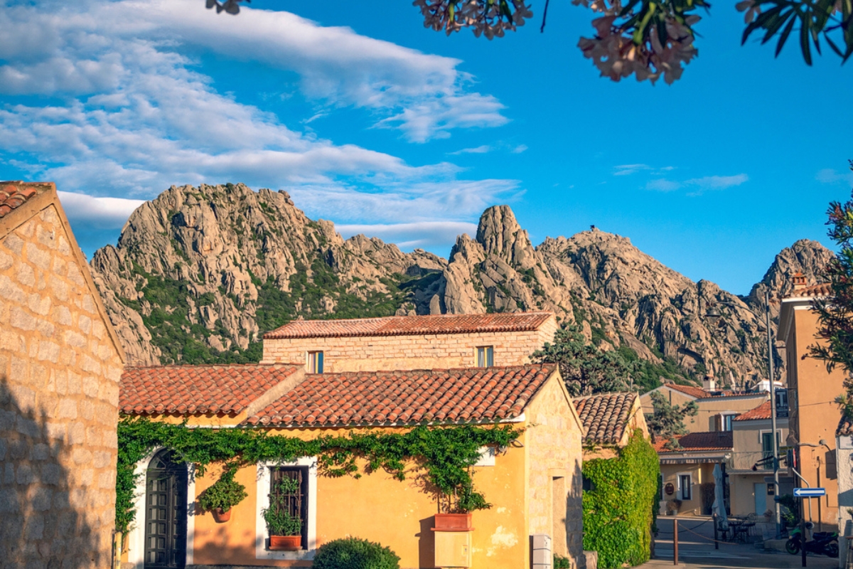 Il caratteristico cuore del villaggio gallurese, San Pantaleo 