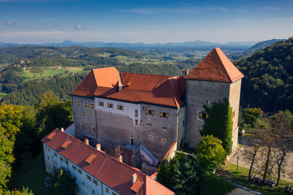 Vista del castello di Štanjel e della chiesa parrocchiale di San Danijel sul Carso in Primorska, Slovenia