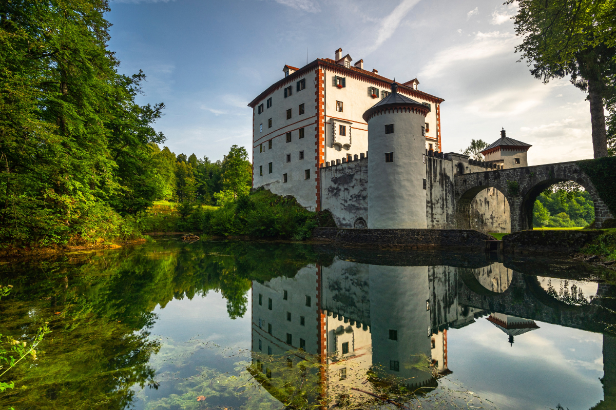 Slovenia Il castello di Sneznik (Grad Snežnik), risalente al XIII secolo, si trova a Loska Dolina, in Slovenia.