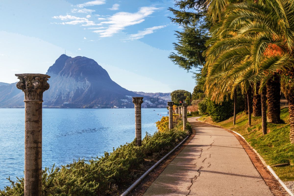 Vista sul parco Heleneum con colonnine e sentiero sul lungolago di Lugano