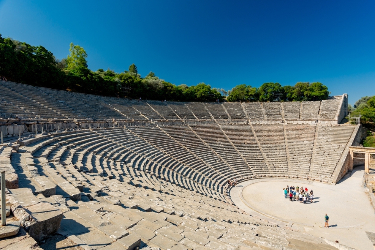 Il teatro antico di Epidauro, Argolide , in una giornata estiva