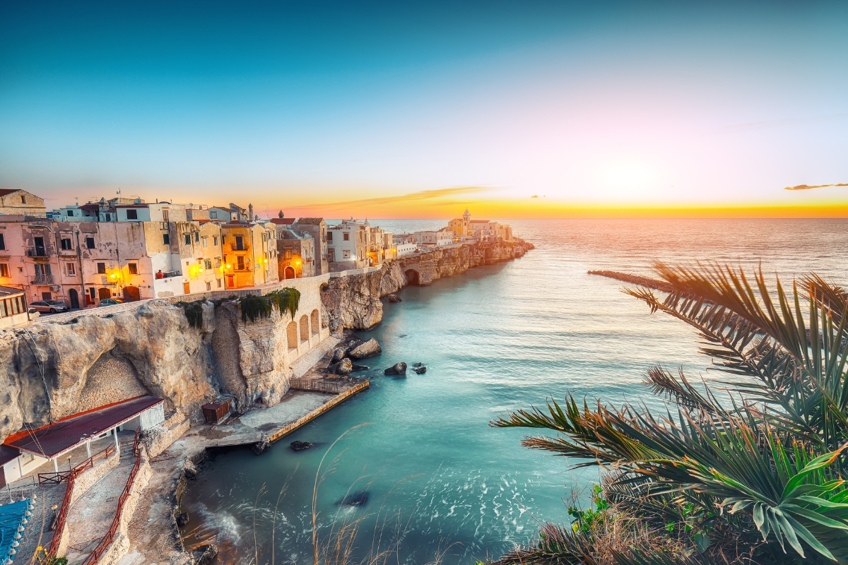 Vista arietale della città costiera di Vieste durante il tramonto