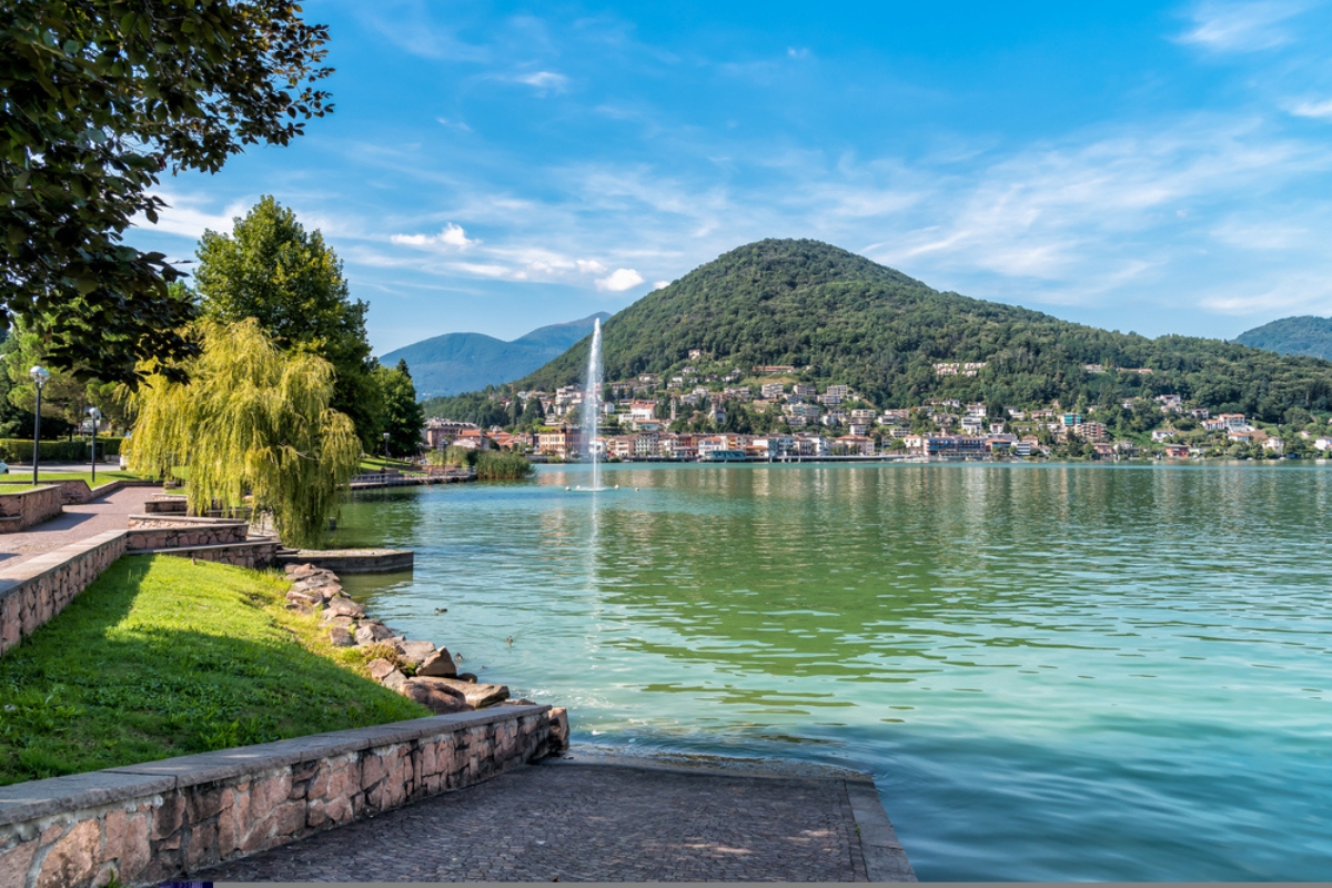 Paesaggio del Lago di Lugano a Lavena Ponte Tresa, provincia di Varese, Italia