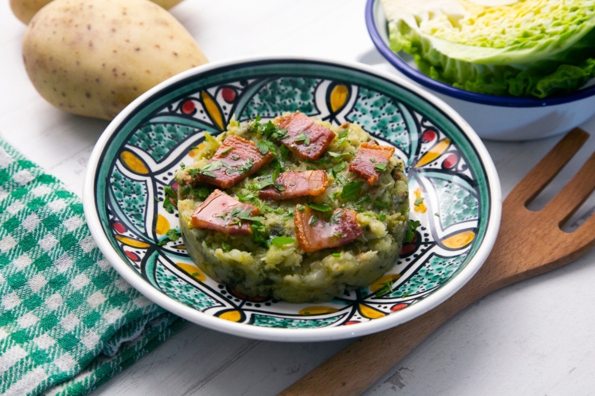 Il trinxat de la Cerdanya è un piatto tipico catalano che si presenta come una piccola tortilla mescolata con cavolo, pancia di maiale e patate.