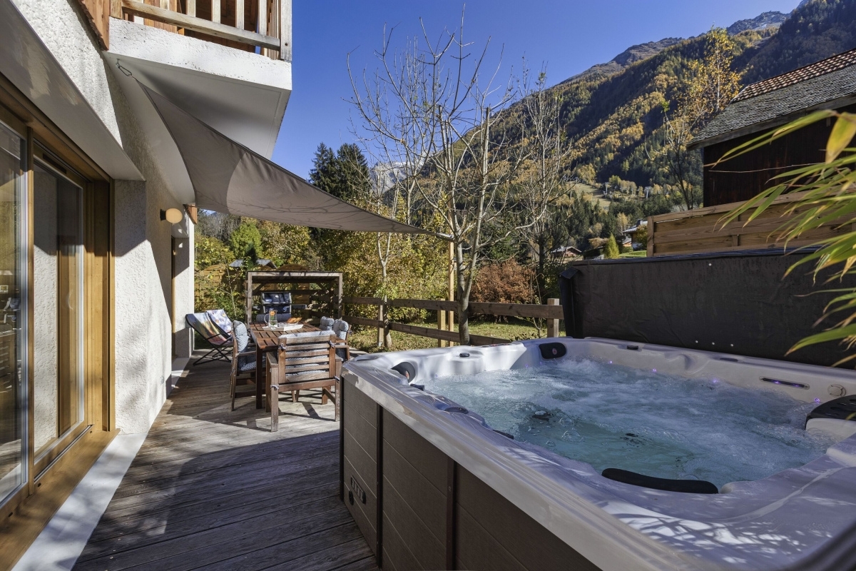 Jacuzzi esterna XL in un moderno chalet in stile savoiardo a Chamonix