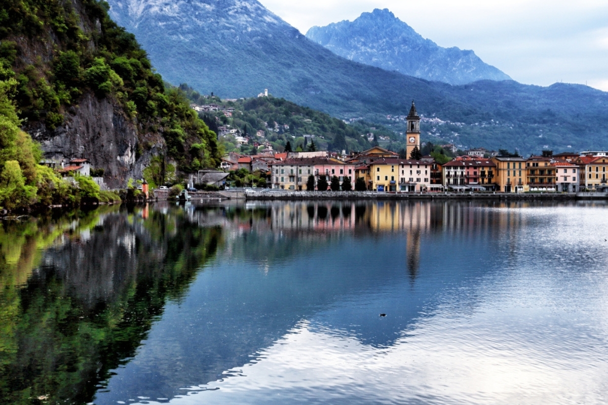 La bella Porlezza riflessa sul Lago di Lugano 