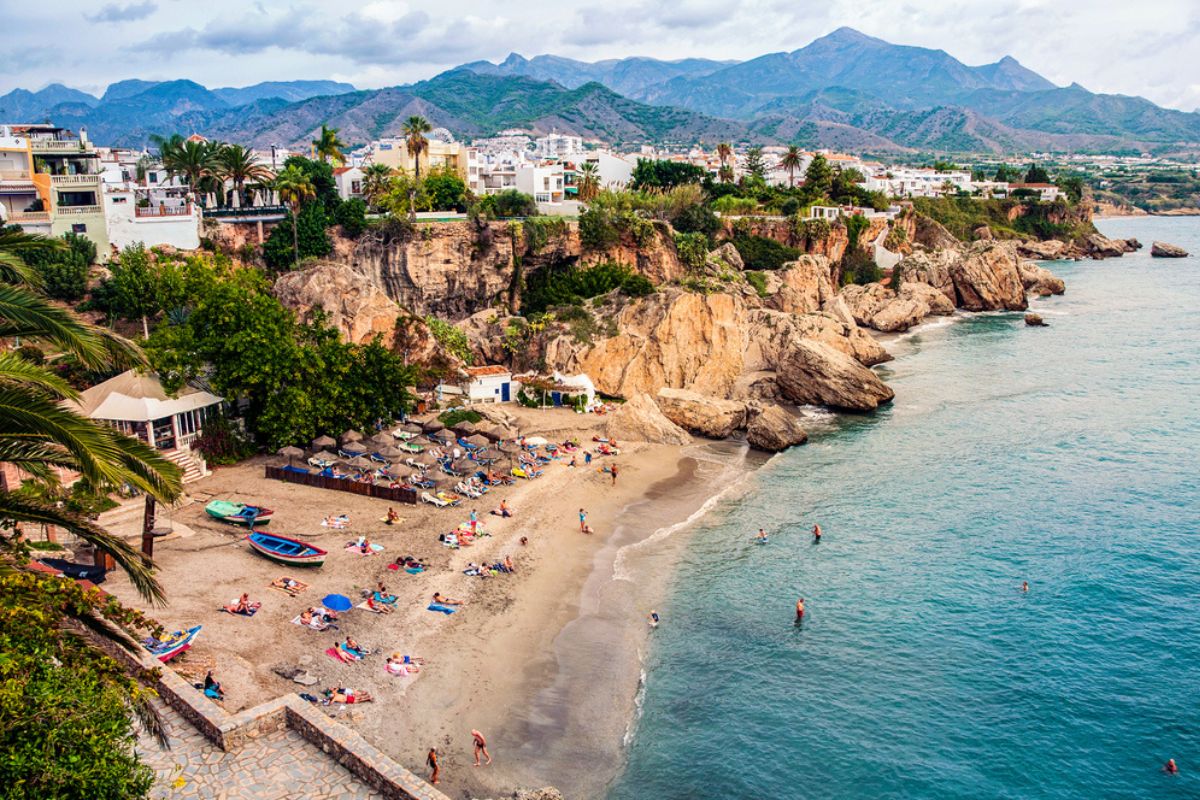 Vista aerea della spiaggia della piccola città turistica di Nerja, sulla Costa del Sol, in Andalusia, Spagna.