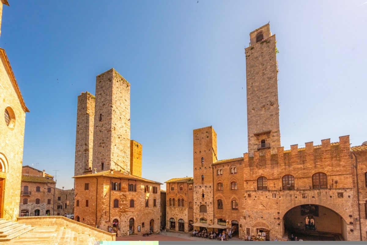 La città medievale di San Gimignano con lo skyline delle torri medievali, tra cui la Torre Grossa in pietra. Provincia di Siena, Toscana, Italia