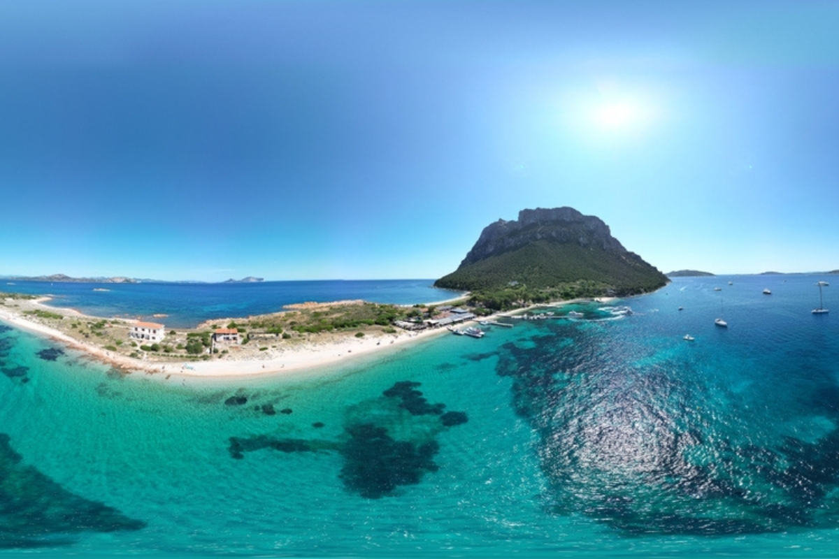 La spiaggia di acqua turchese dell'isola di Tavolara, in Sardegna, Italia. Lo scatto, che mostra l'orizzonte, è stato realizzato da un drone