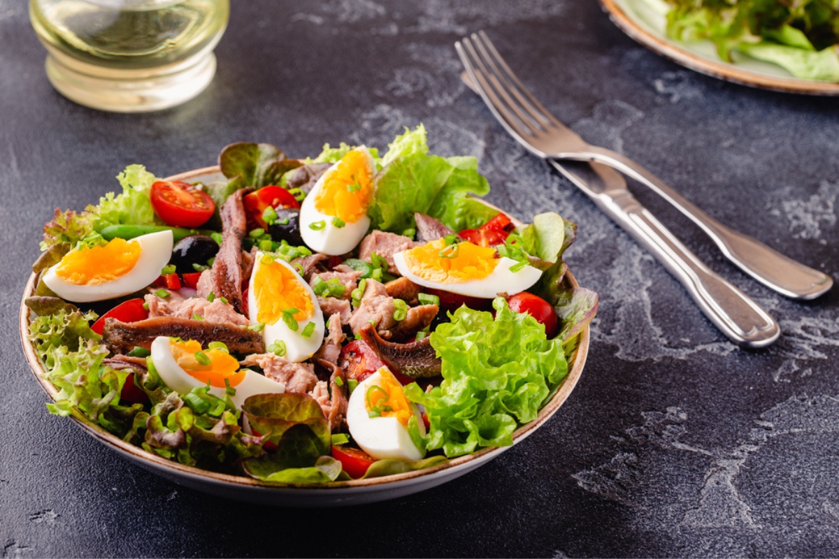Insalata francese Nicoise con tonno, uova, fagiolini, pomodori, olive, lattuga e acciughe