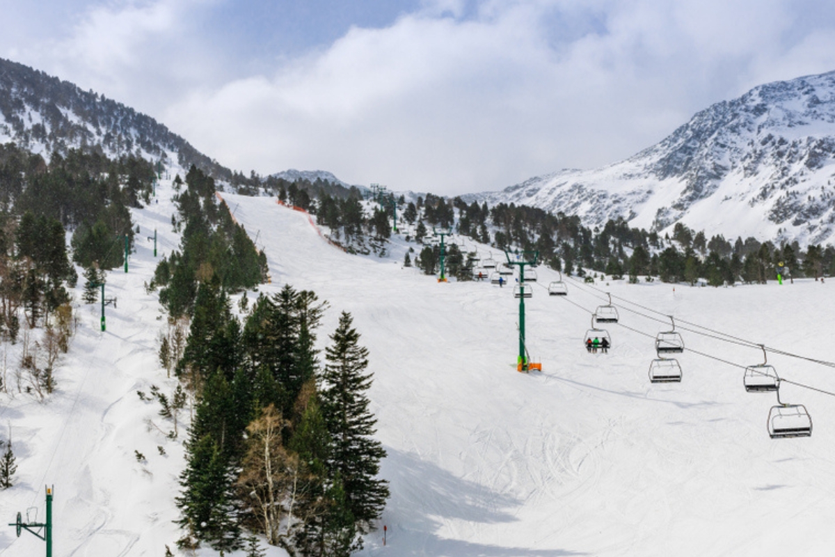 Panorama di paesaggio invernale innevato ad Andorra, valle dei Pirenei, Sud Europa. Andorra è una famosa destinazione turistica