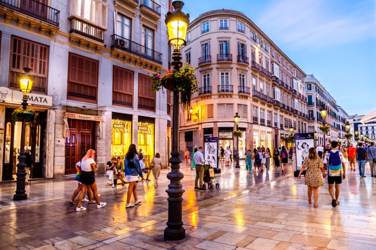 La gente si gode una passeggiata in Calle Marques de Larios a Malaga