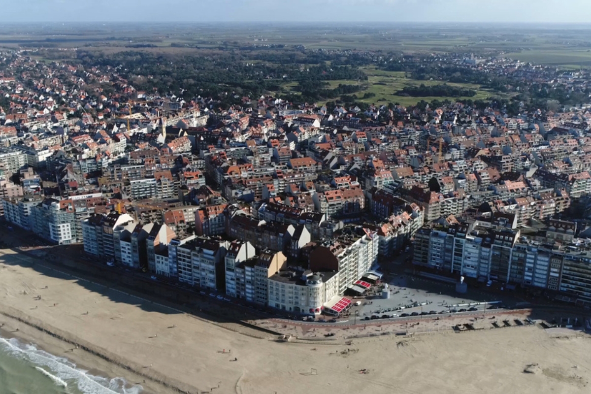 Vista aerea della città di Knokke-Heist, nella provincia belga delle Fiandre occidentali, lungo il Mare del Nord