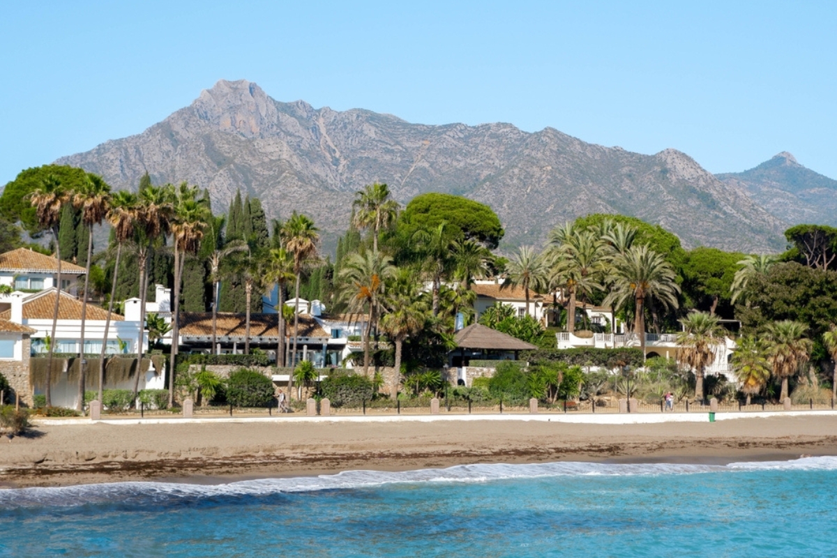 La soleggiata Marbella in una giornata estiva sulla spiaggia