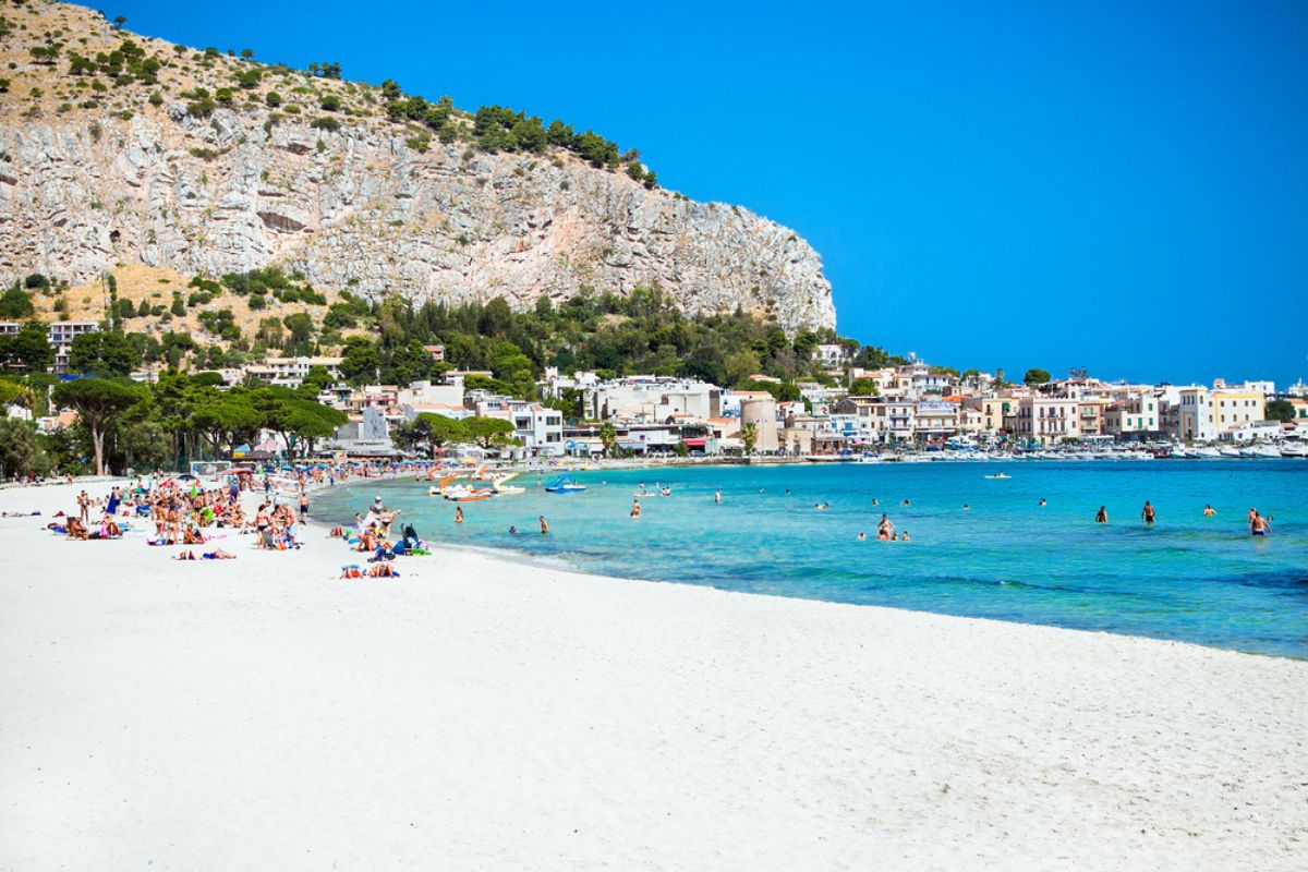 La spiaggia di sabbia bianca e le acque limpide di Mondello, a Palermo, Sicilia