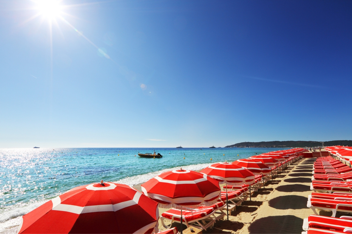 La spiaggia di sabbia dorata di Pampelonne a Ramatuelle, vicino a Saint-Tropez