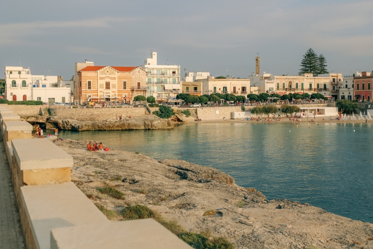 La spiaggia rocciosa del porto a Santa Maria Al Bagno, Puglia, Italia