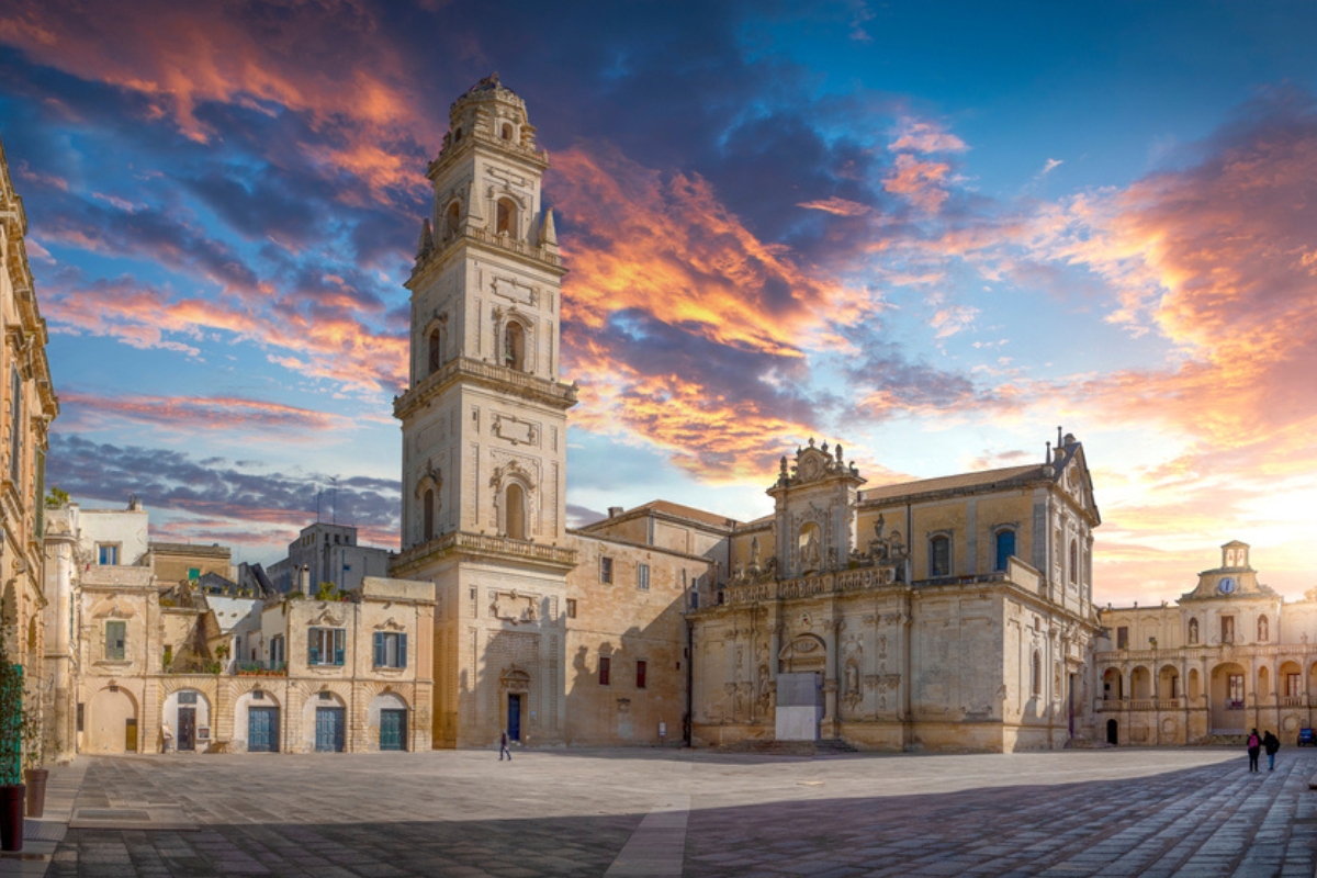 Panorama di Lecce, Puglia,durante il tramonto. Piazza del Duomo, Campanile e Basilica di Santa Maria Assunta in Cielo, Caritas Diocesana