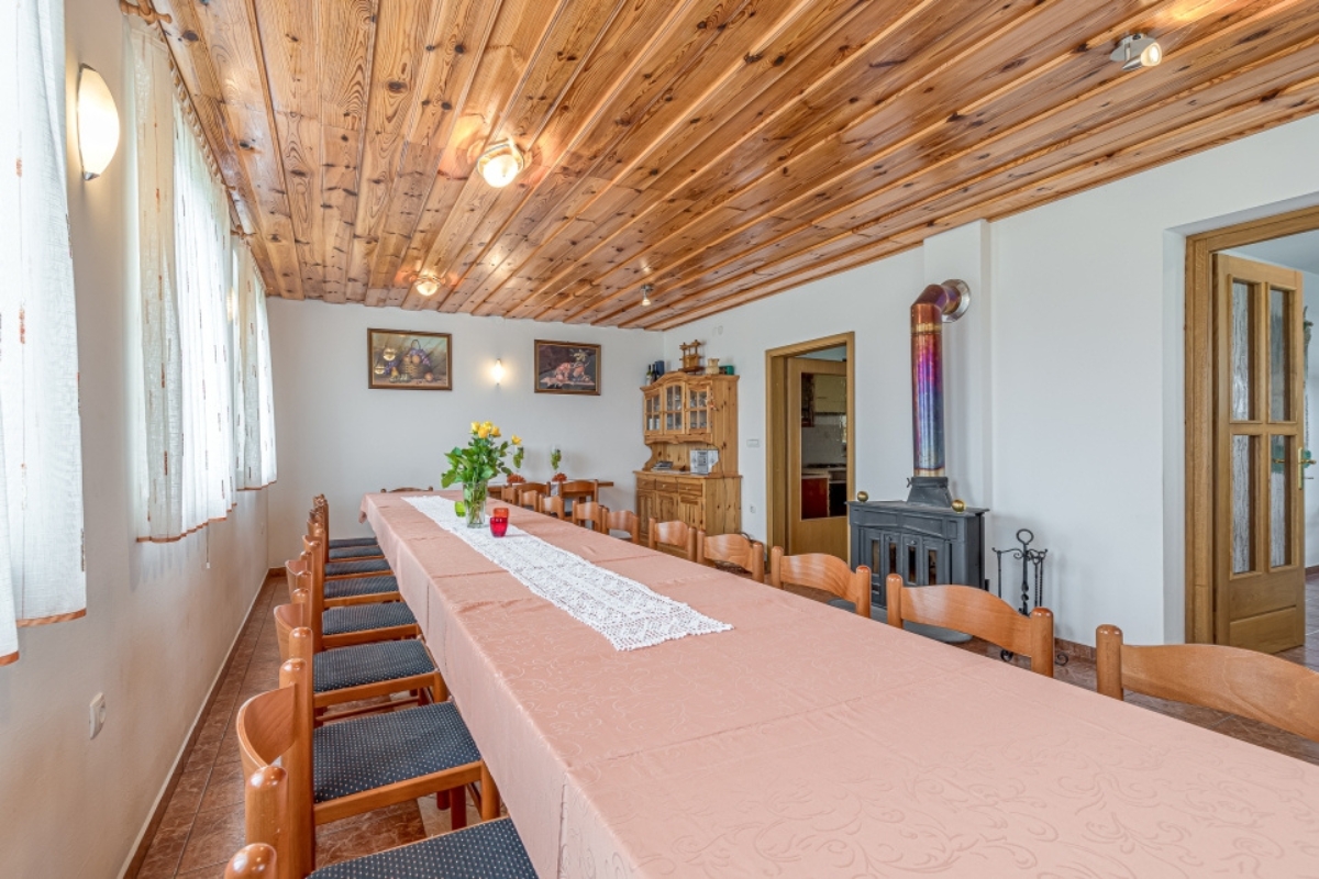 La tradizionale e pittoresca sala da pranzo di Happy.Rentals, Vineyard Homestead Vrtin ID 5215