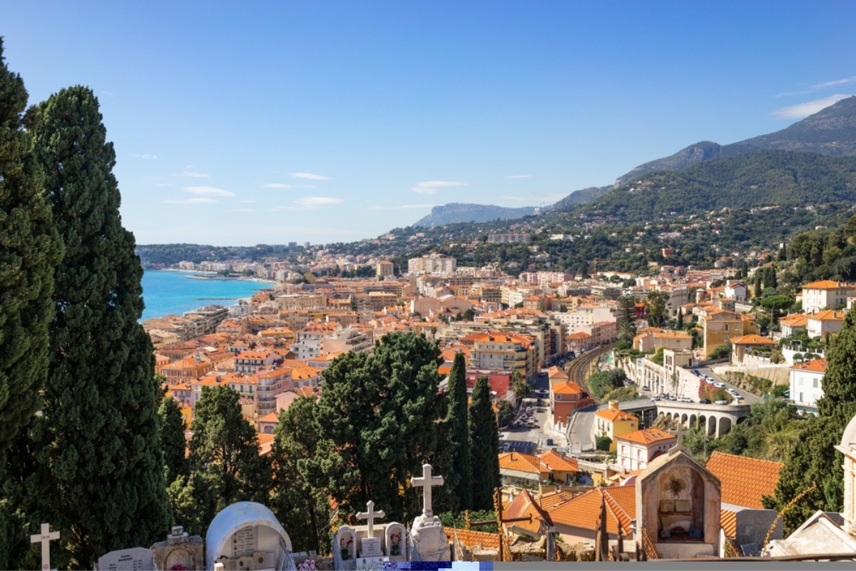 La vista sulla popolare città costiera di Mentone dal Cimitero del Vecchio Castello