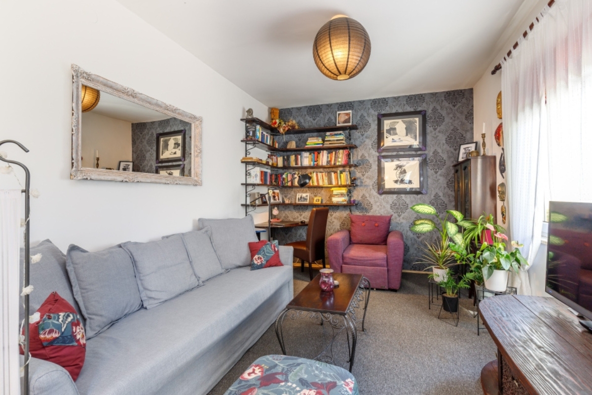 L'accogliente soggiorno dell'immobile ID 5471 di Happy.Rentals, con una piccola biblioteca e una scrivania per la lettura