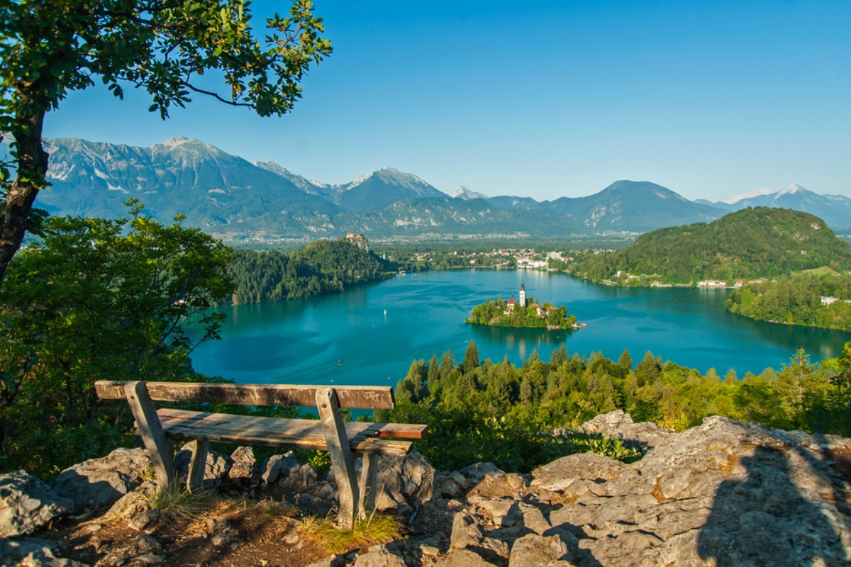 Lago di Bled, vista dall'alto in una giornata di sole, Slovenia