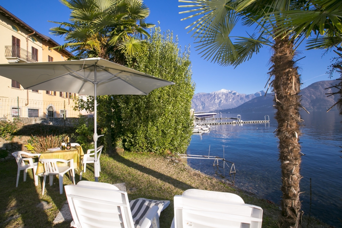 Lake side house with private garden on Lake Como