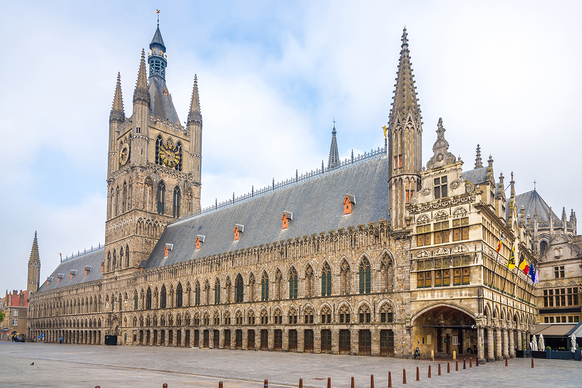 Vista della Cloth hall e del municipio sul Grote markt di Ypres - Belgio