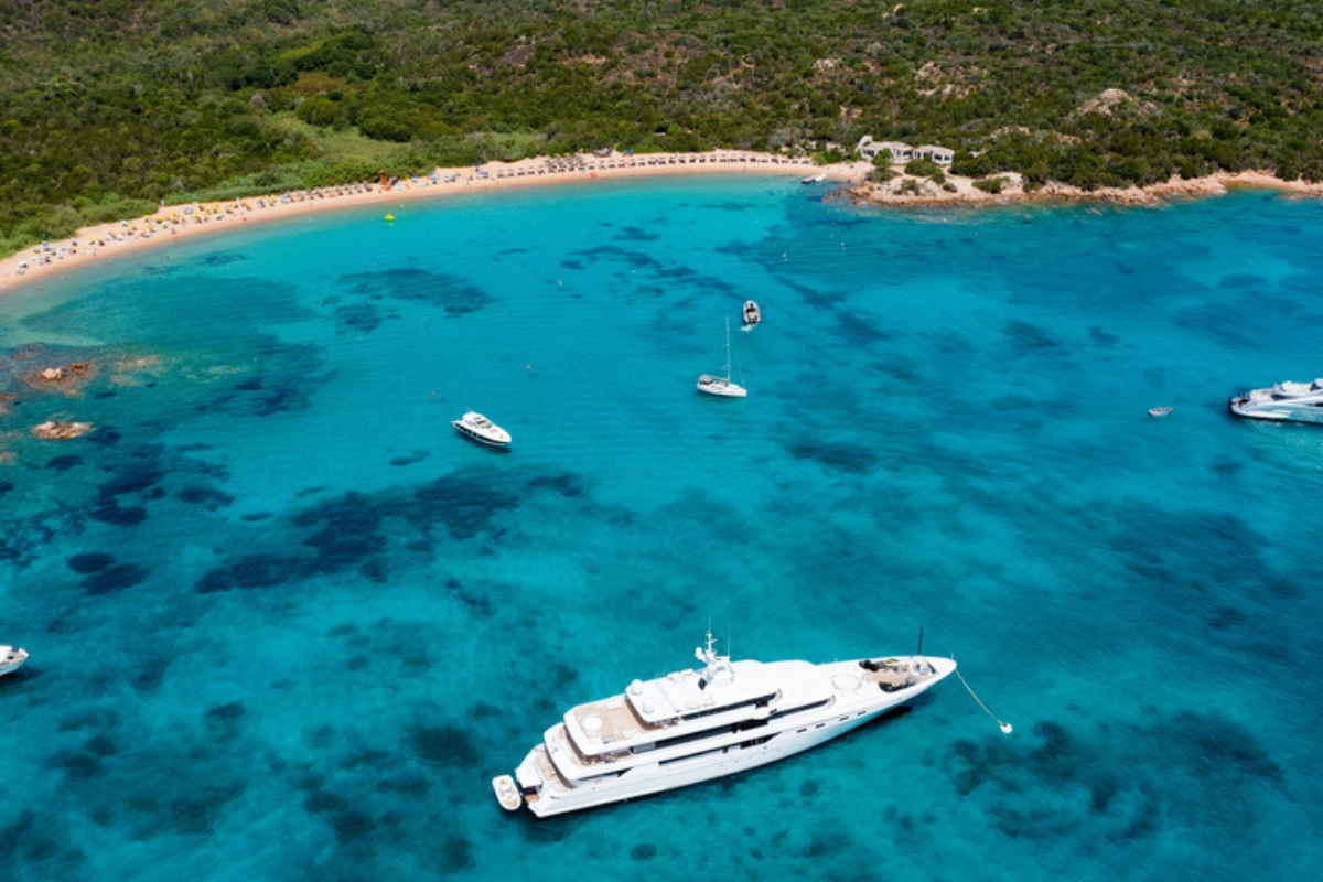 Le acque blu cobalto di Cala de Volpe, con barche e yacht privati