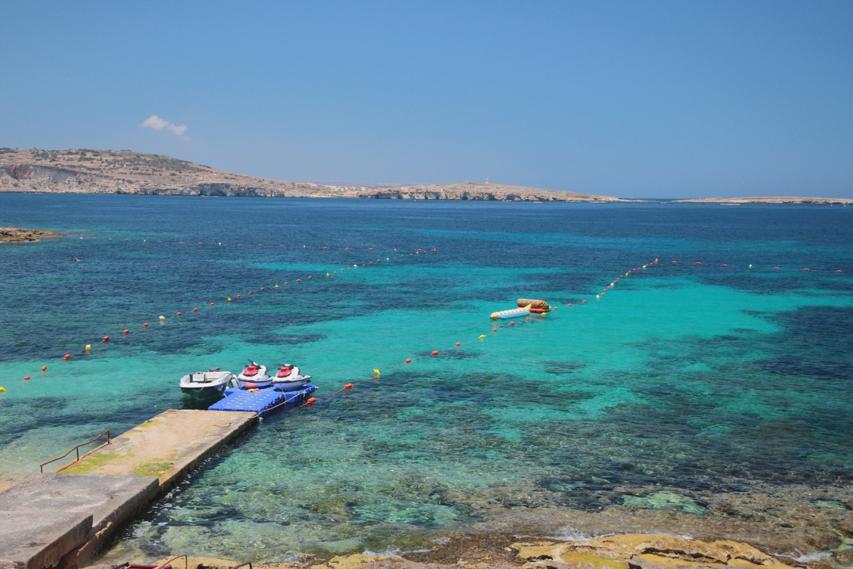 Le acque turchesi di St. Paul's Bay, Malta, con alcune imbarcazioni