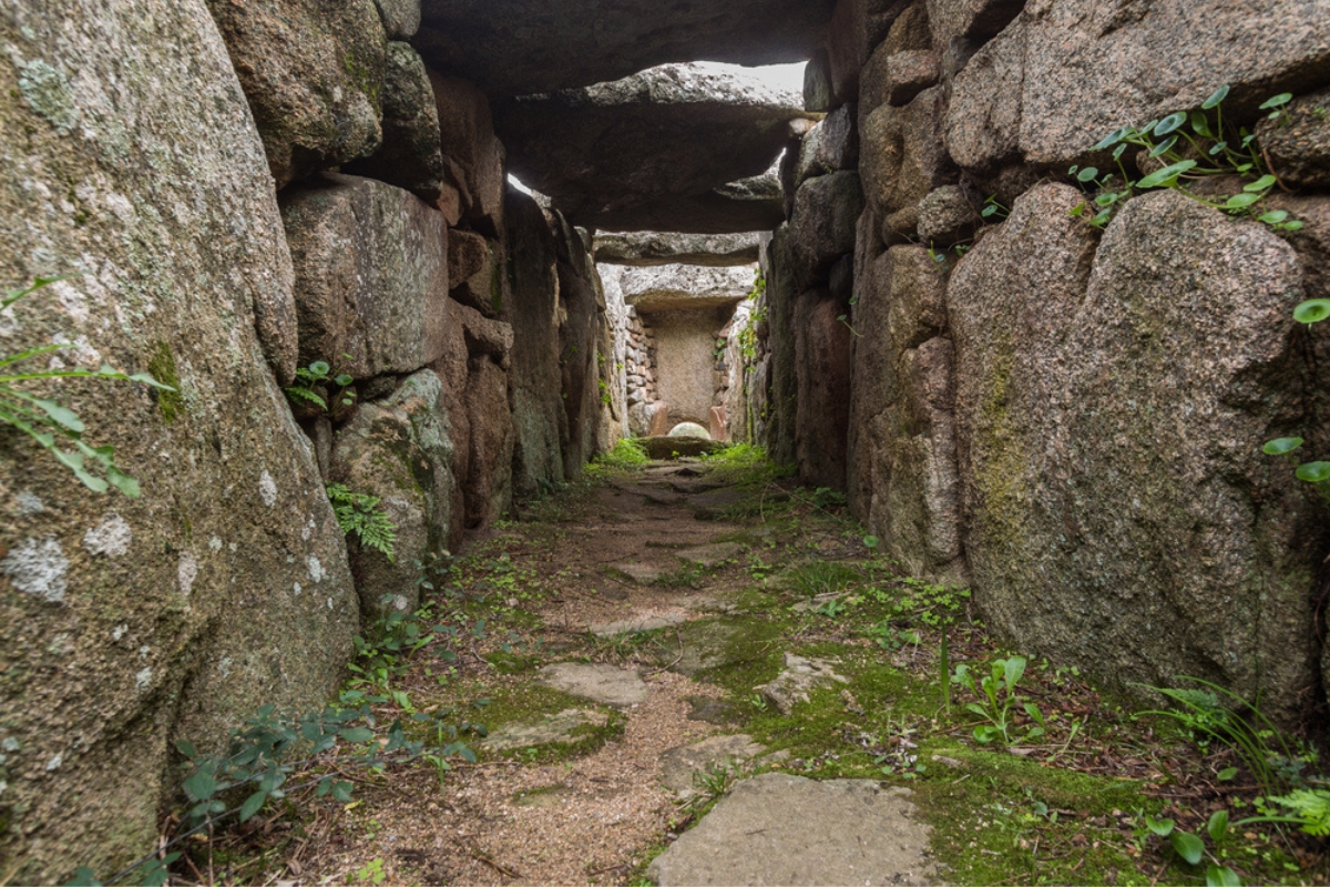 Le antiche Tombe dei Giganti, uno dei siti più misteriosi della Sardegna