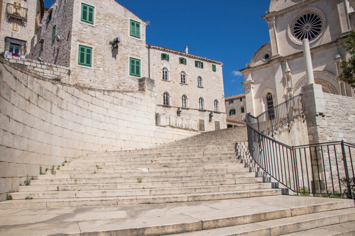 Le strade vuote della città vecchia di Sebenico in Croazia