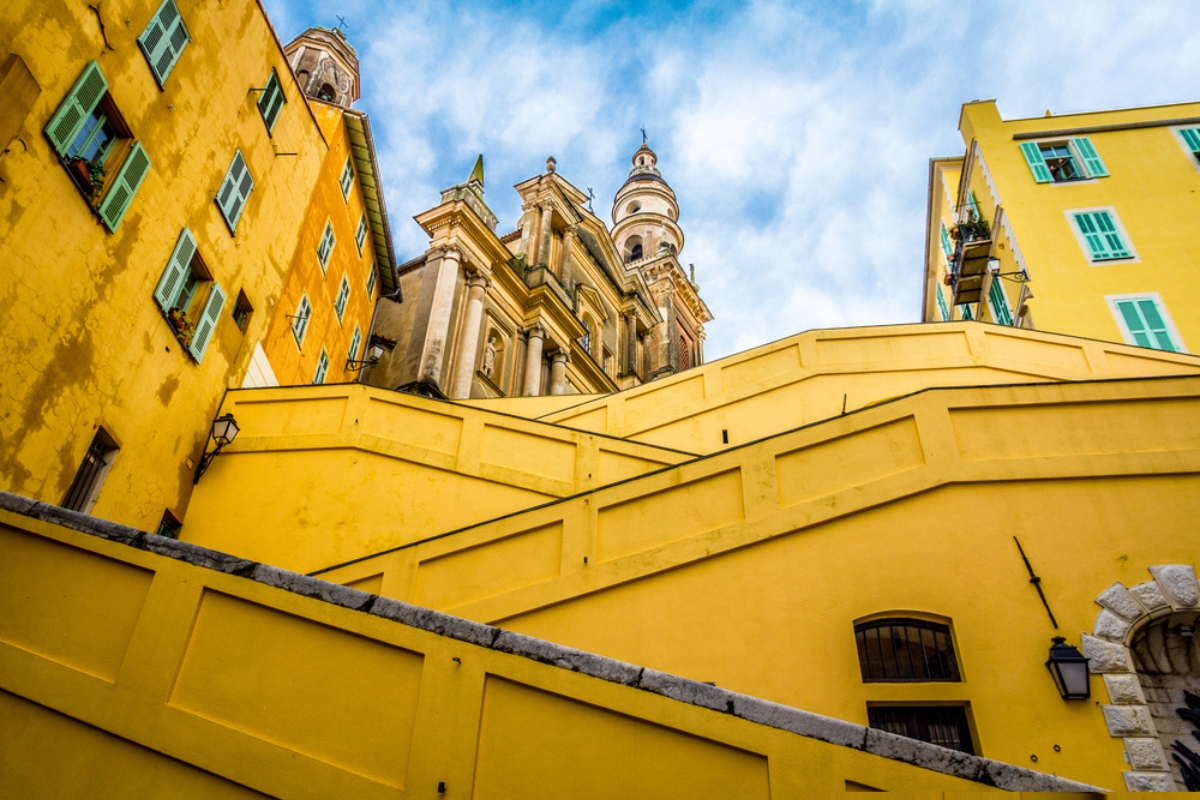 Le scale che conducono alla Basilique St Michel a Mentone, Francia