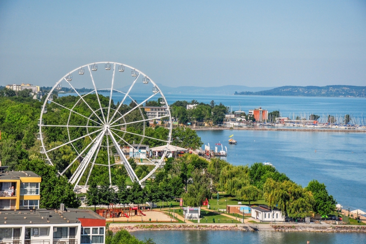 Le rive del lago di Siofok con la ruota gigante