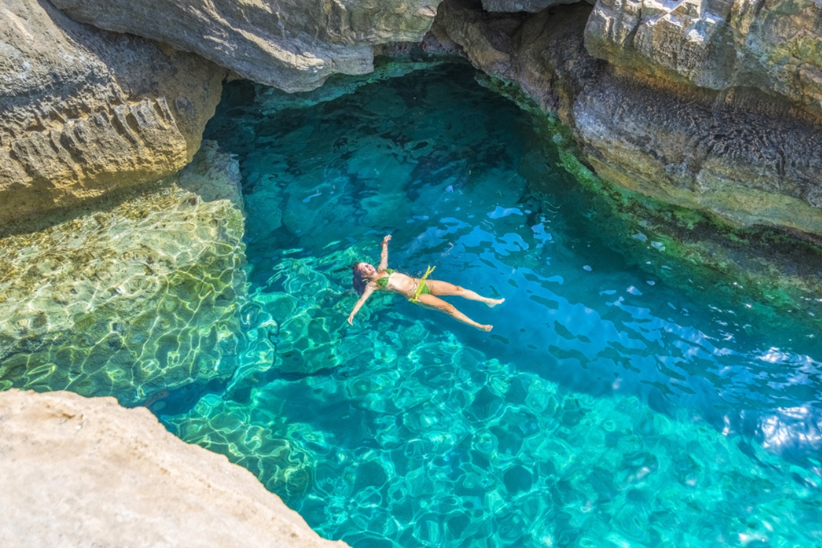 Le splendide acque della spiaggia di Preveli, nella regione di Rethymno, sono perfette per un rilassante bagno di sole.