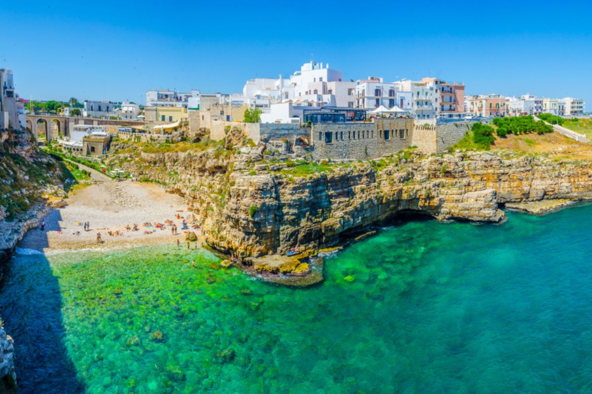 Vista della spiaggia di Lama Monachile nel golfo di Cala Paura, nel comune italiano di Polignano a Mare