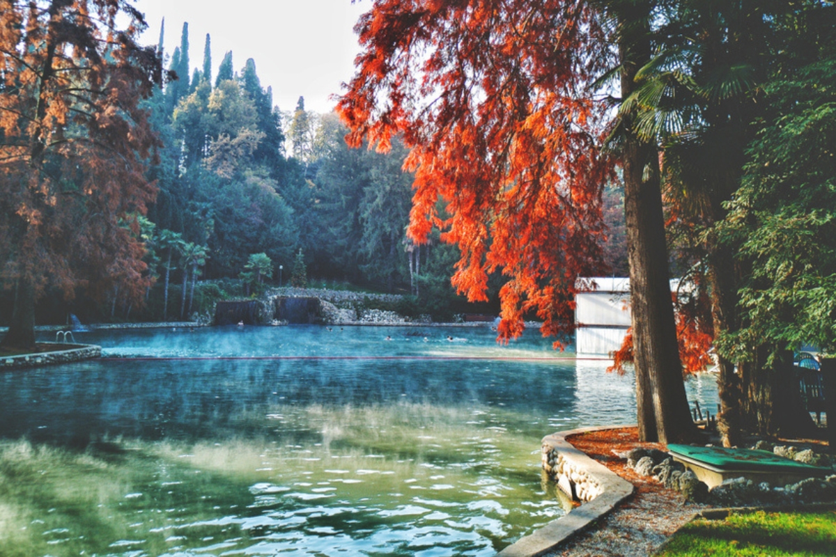 Laghetto termale in autunno nel parco termale del lago di Garda a Villa dei Cedri a Cola di Lazise - Verona - Italia