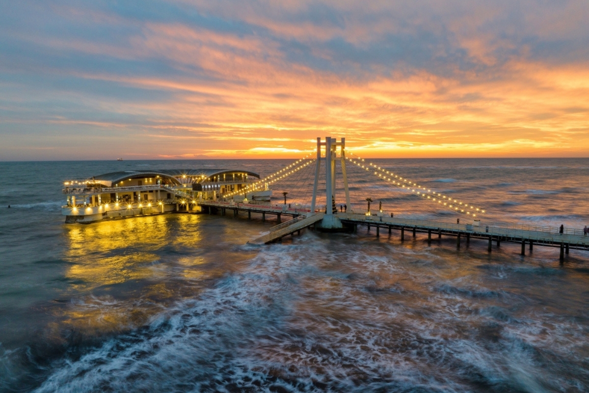 L'incantevole molo di Durresi al tramonto