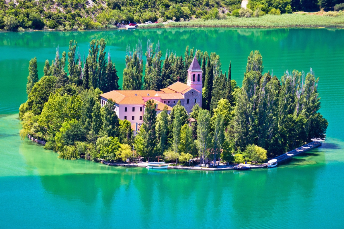 L'isola del monastero di Visovac nel parco nazionale di Krka, Dalmazia, Croazia