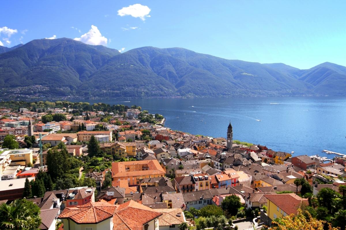 La vivace città di Locarno sulle sponde del Lago Maggiore, con le montagne sullo sfondo