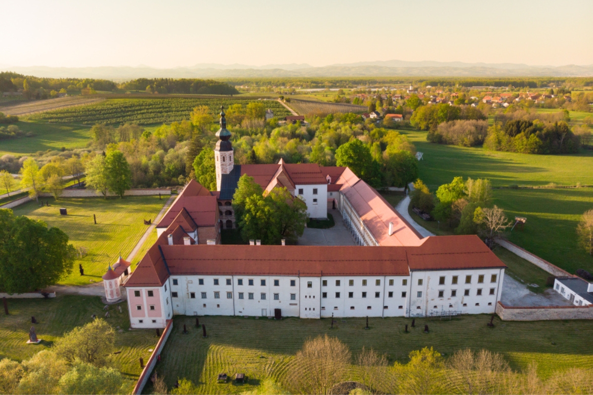 Veduta aerea del monastero cistercense di Kostanjevica na Krki, chiamato familiarmente Castello di Kostanjevica, Slovenia