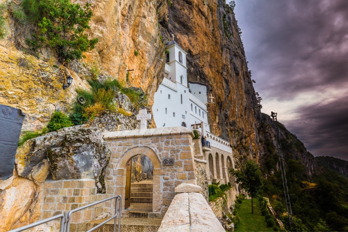 Monastero di Ostrog in una giornata nuvolosa, Montenegro