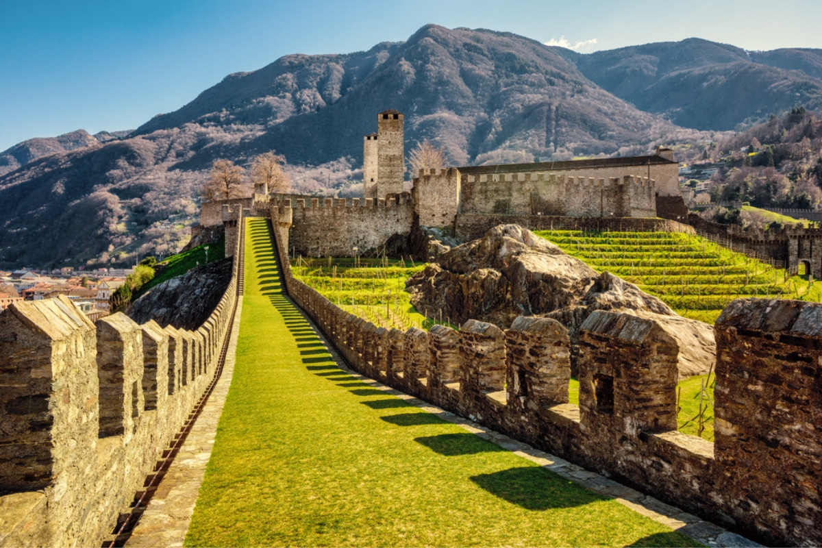 Mura e torri del castello di Castelgrande a Bellinzona, sulle montagne delle Alpi, in Ticino, Svizzera